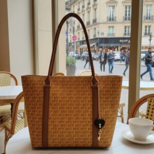 Signature Classic Tote